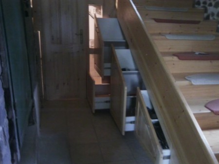 vst skriňa pod schodami