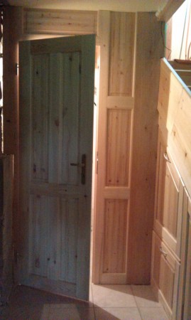 vstavaná skriňa pod schodami